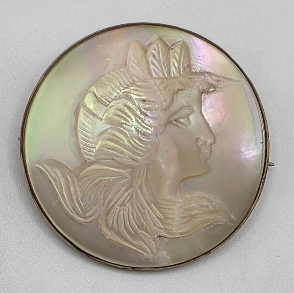 10KYG ANTIQUE MOTHER OF PEARL CAMEO BROOCH.
